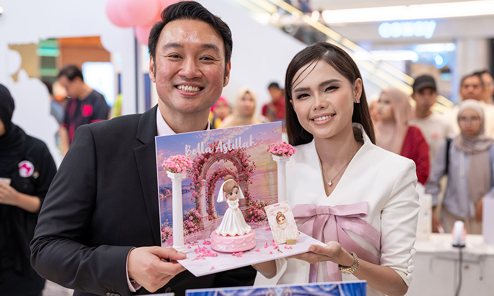 Datuk Millan Lee presenting Bella's Blind Box IP at the MILOLO Ombak KLCC grand opening